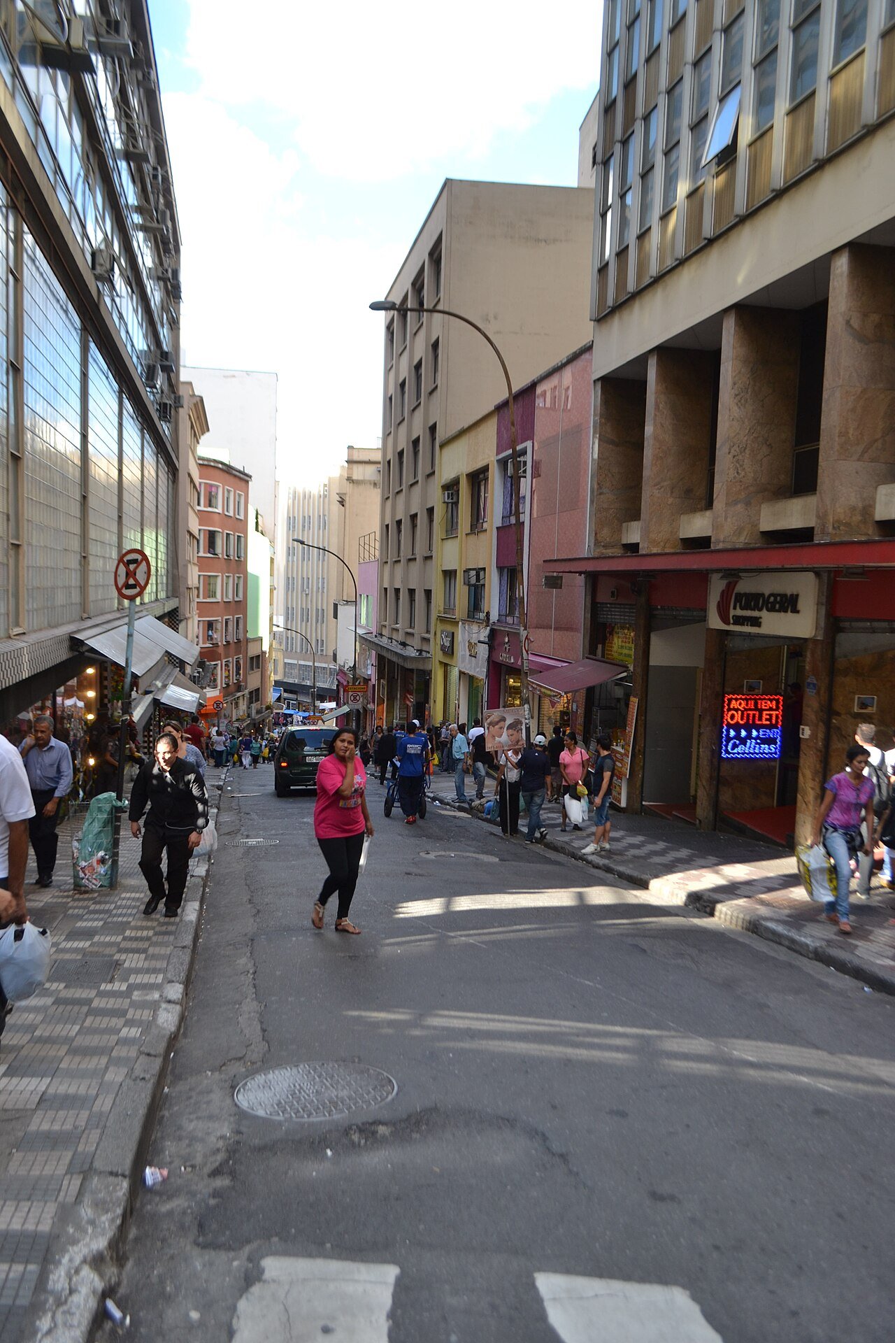 Compradores caminhando pela Ladeira Porto Geral, ao lado da Rua 25 de Março