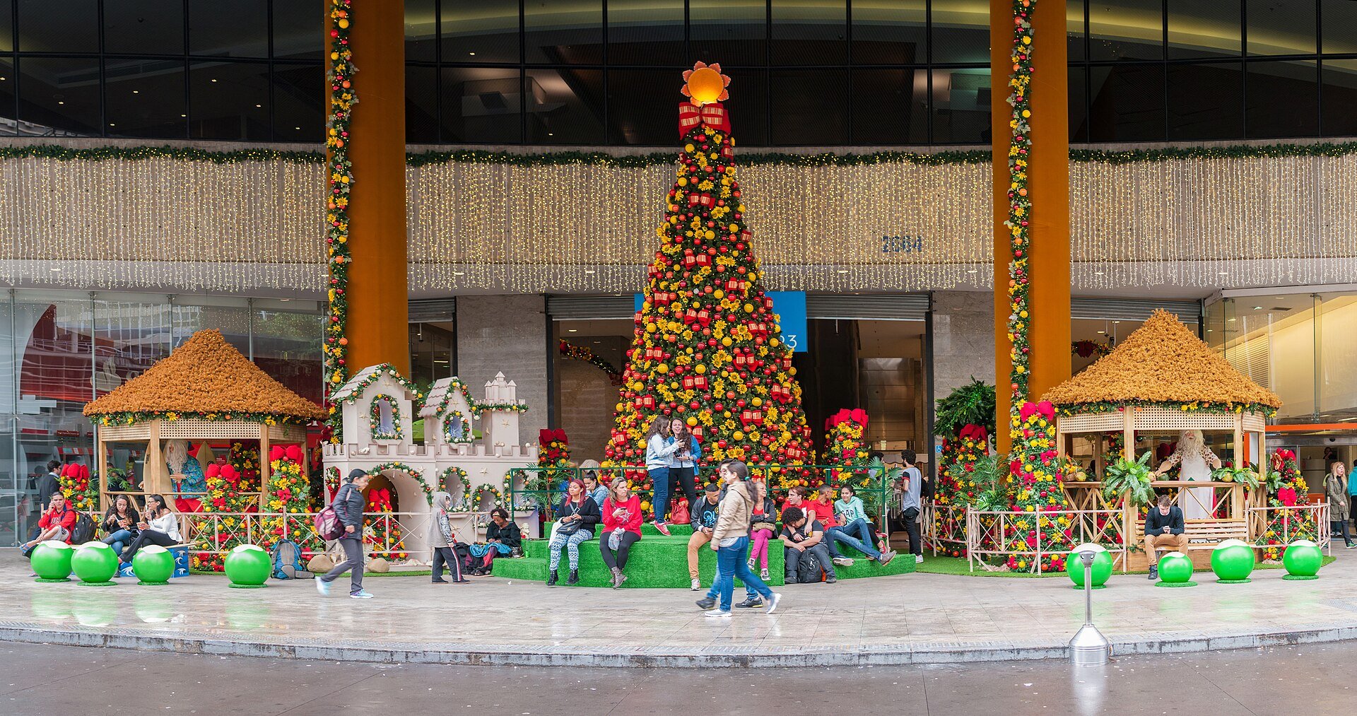 Árvore de Natal decorada e presépio montados em frente a um prédio na Avenida Paulista, em São Paulo
