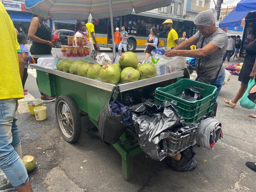 Bancas e consumidores em rua de comércio popular no Brás, em São Paulo