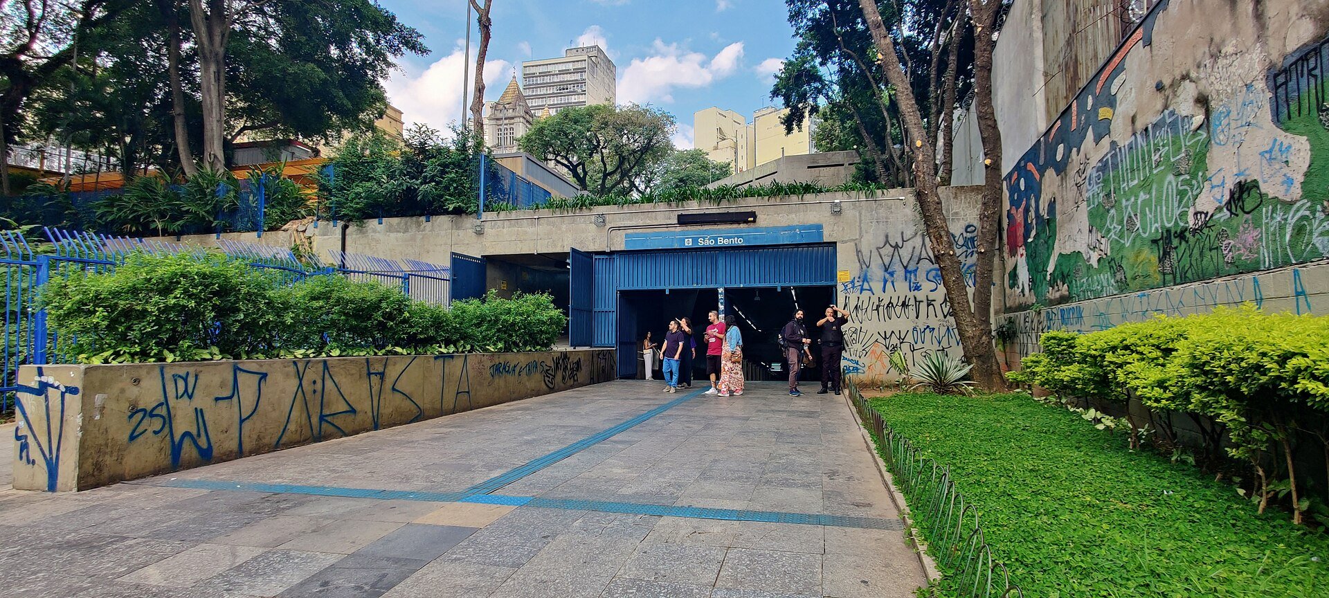Acesso à Estação São Bento do Metrô, da Linha 1-Azul, no Centro de São Paulo