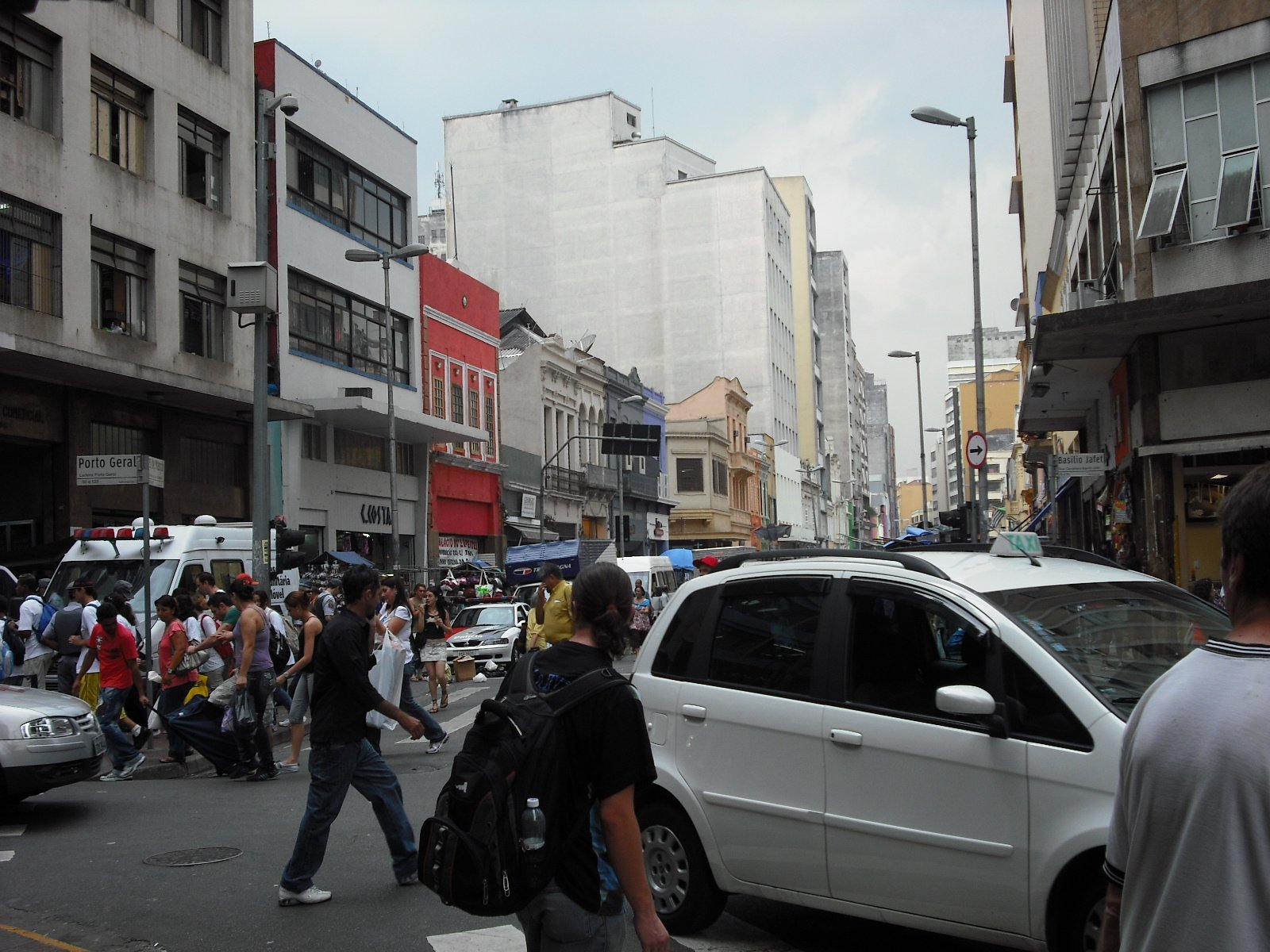 Pedestres caminham entre lojas na Rua 25 de Março, na Sé, Centro de São Paulo