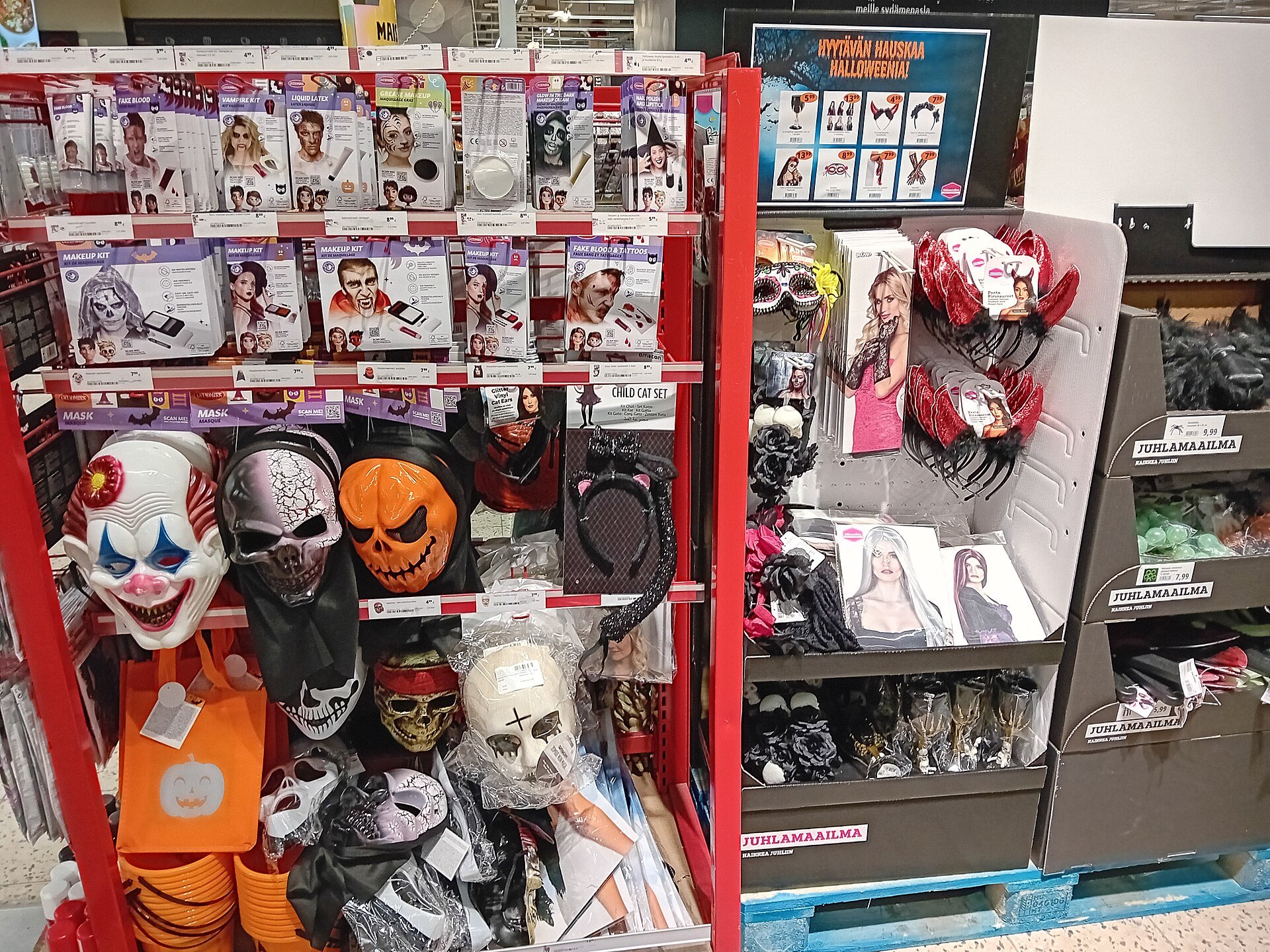 Máscaras e fantasias de Halloween expostas em gôndola de loja