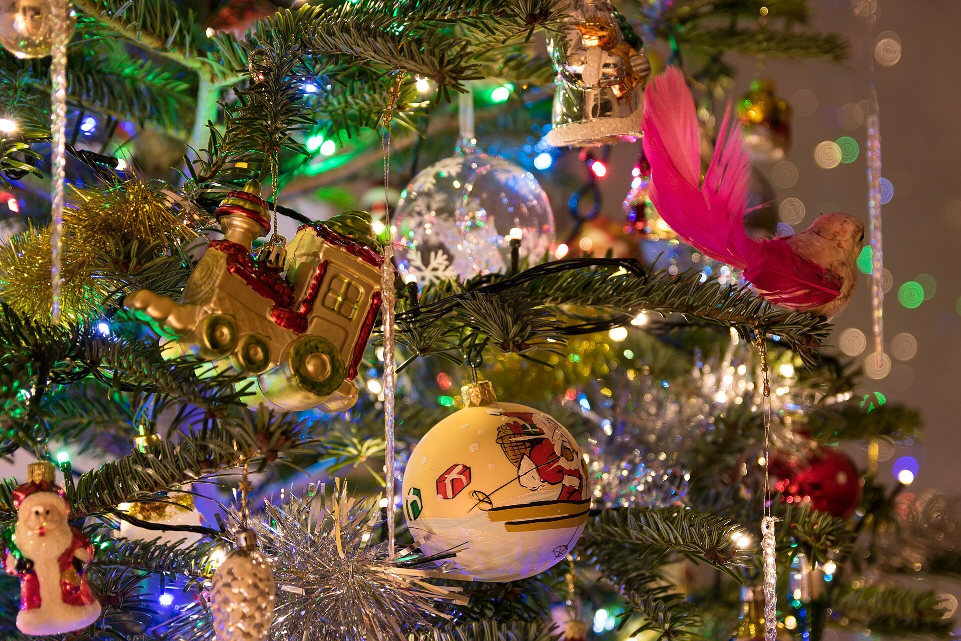 Árvore de Natal com bolas, enfeites coloridos e luzes