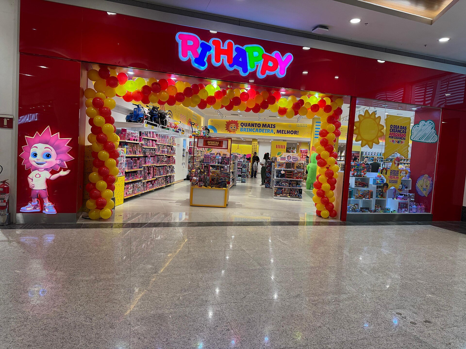 Fachada de loja da Ri Happy em shopping center, com balões coloridos na entrada