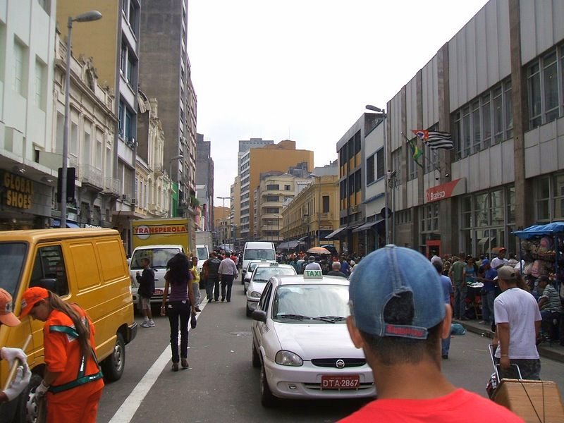 Movimento de pedestres e lojas na Rua 25 de Março, em São Paulo