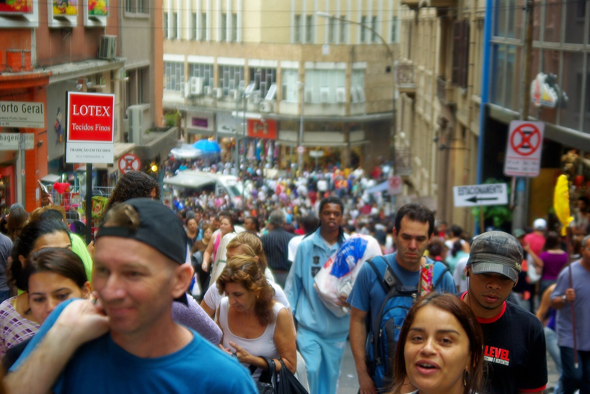 Lojas e consumidores na Rua 25 de Março, no centro de São Paulo
