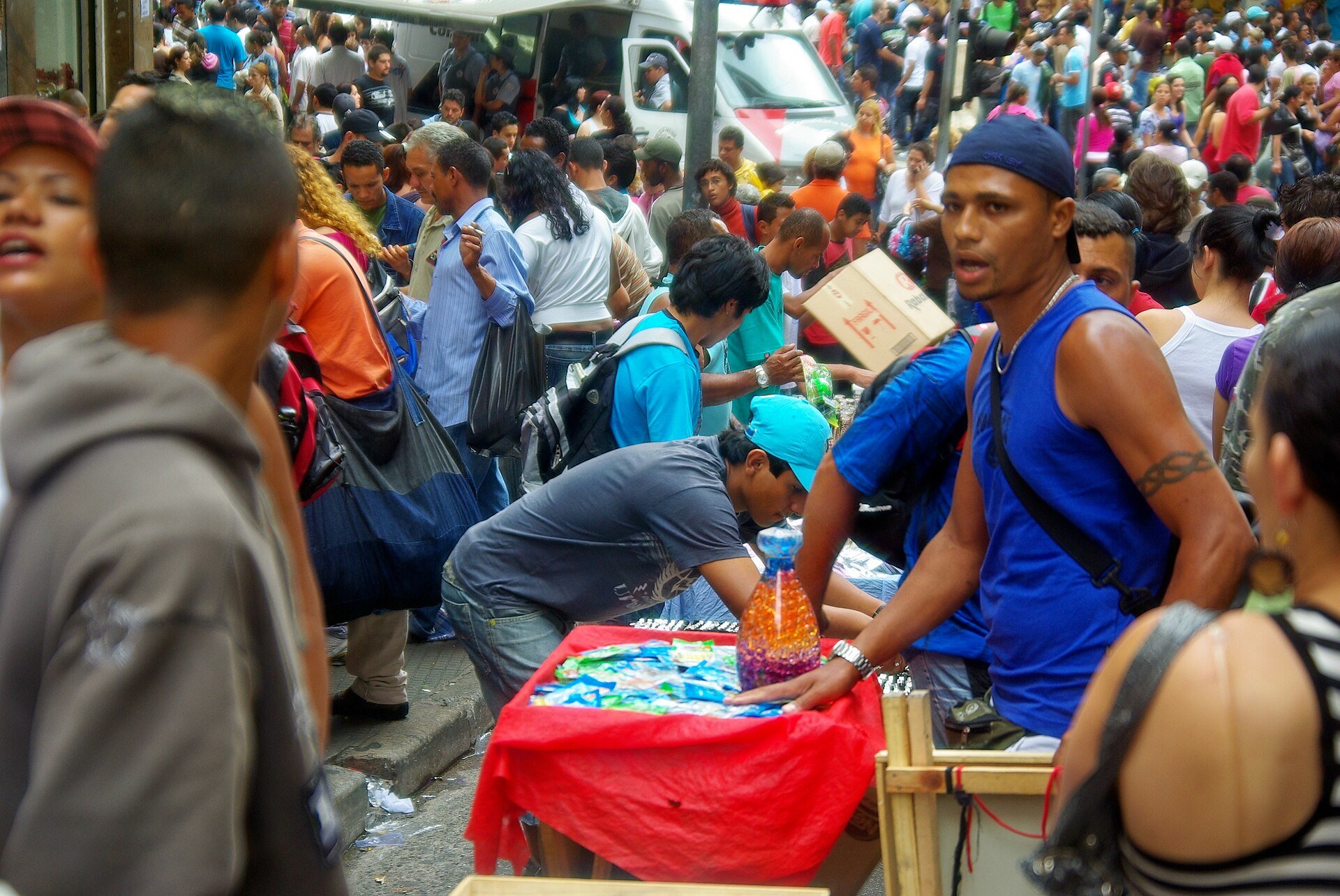 Movimento de compradores na Rua 25 de Março