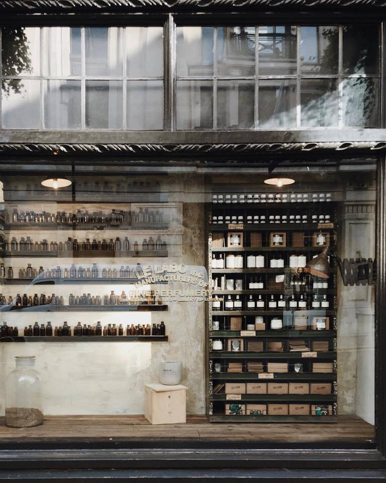Frascos de perfume e vidros expostos na vitrine de uma loja