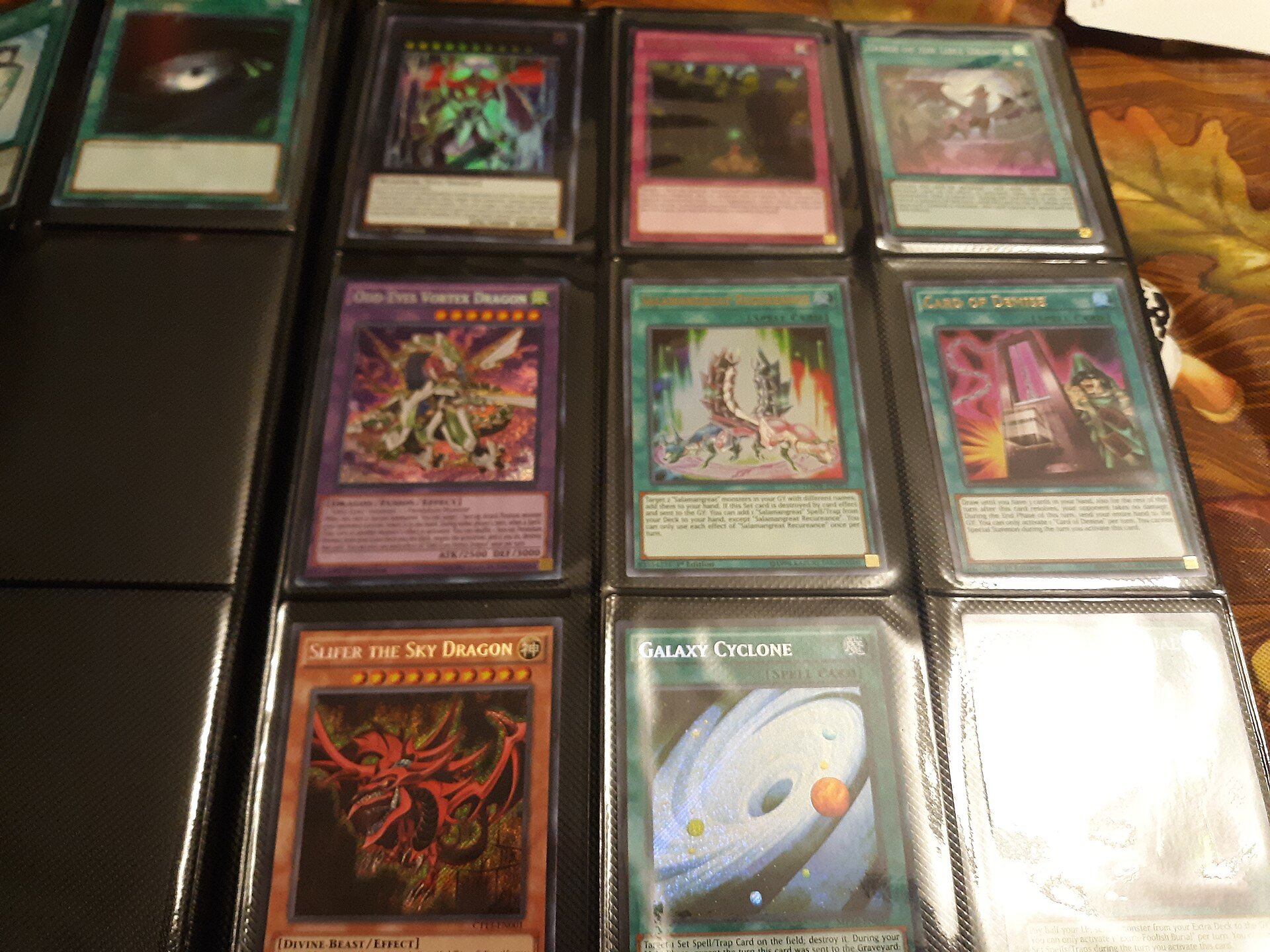 Coleção de cartas colecionáveis de Yu-Gi-Oh! espalhadas sobre uma mesa