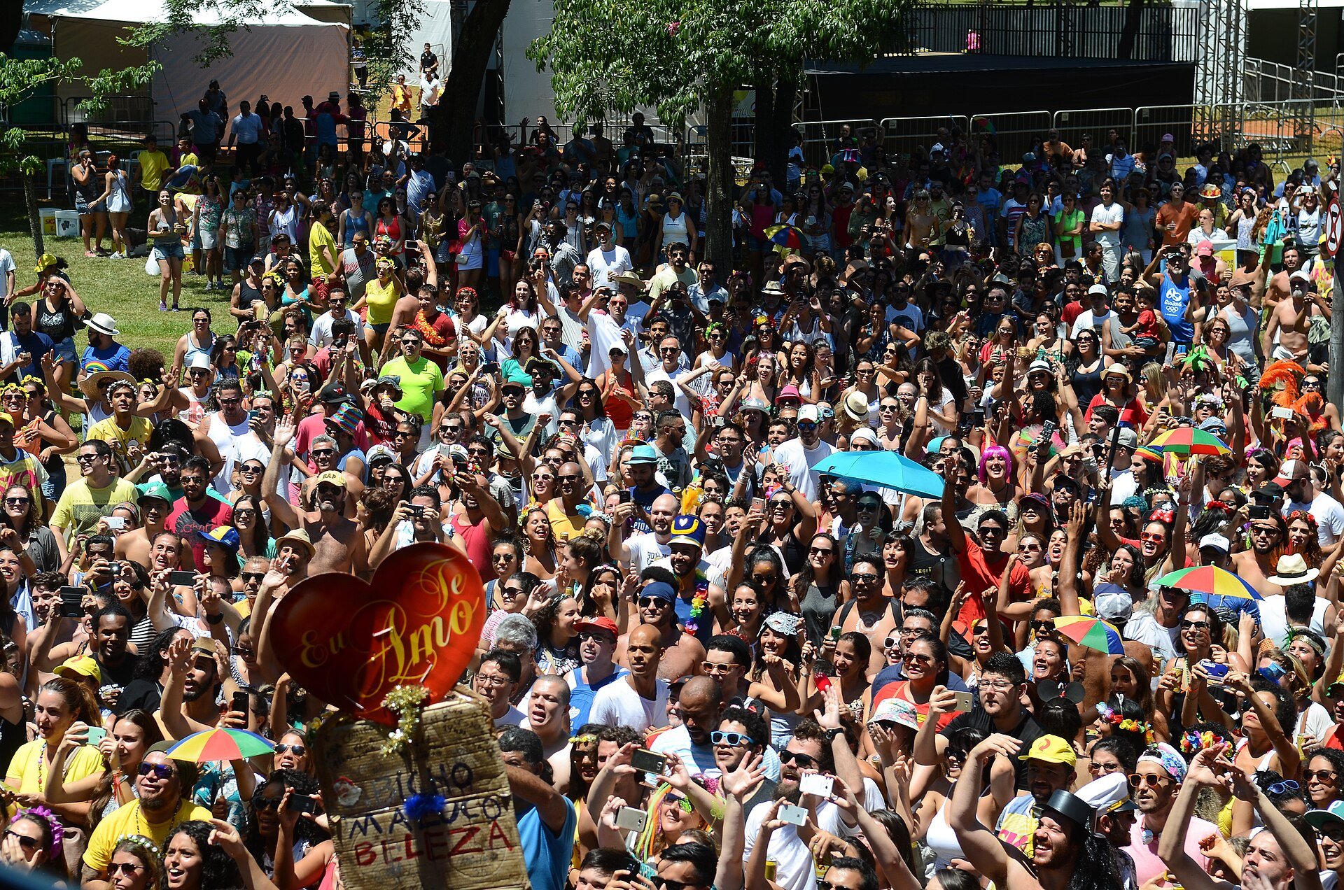 Foliões fantasiados em bloco de rua no Carnaval de São Paulo