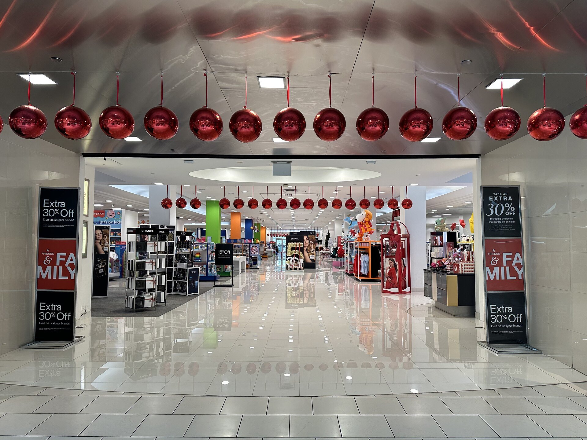 Entrada de loja decorada com grandes bolas vermelhas de Natal
