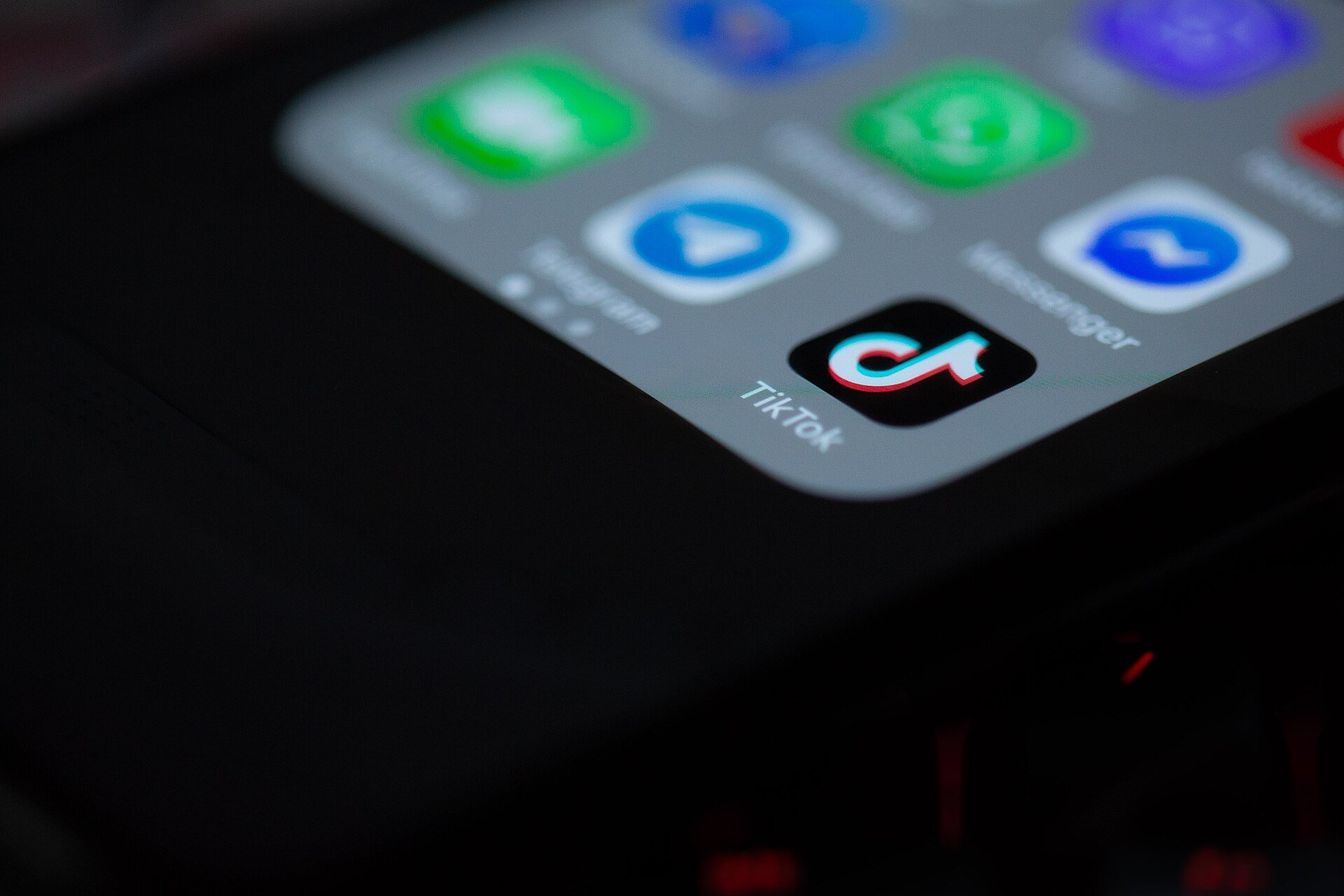 Aplicativo TikTok aberto na tela de um celular