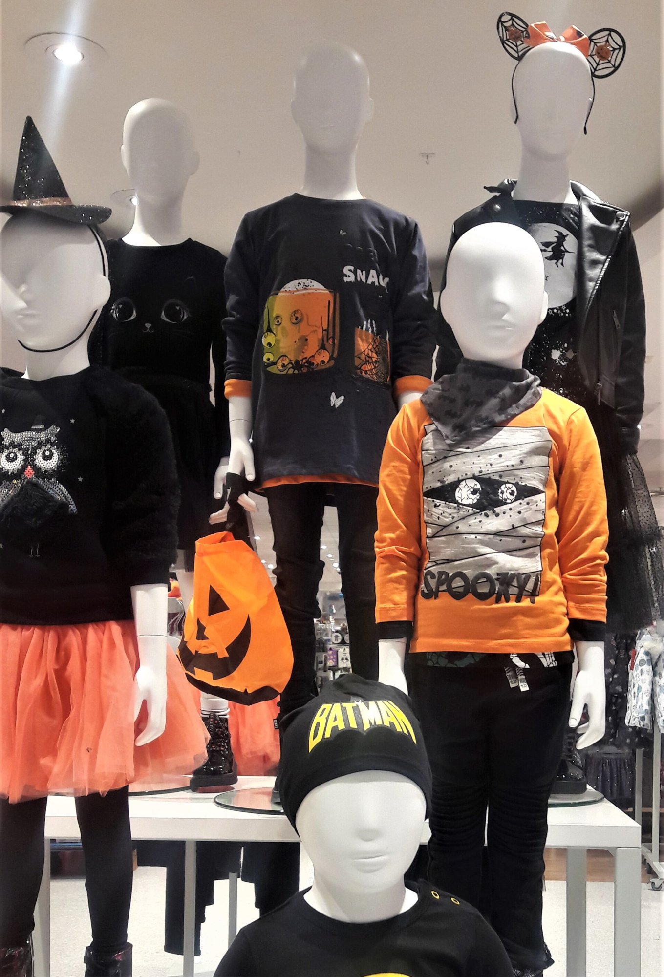 Fantasias de Halloween expostas à venda