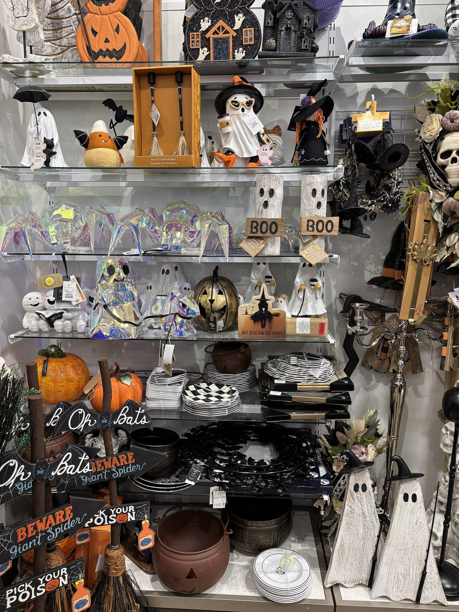 Prateleiras com decoração de Halloween em uma loja