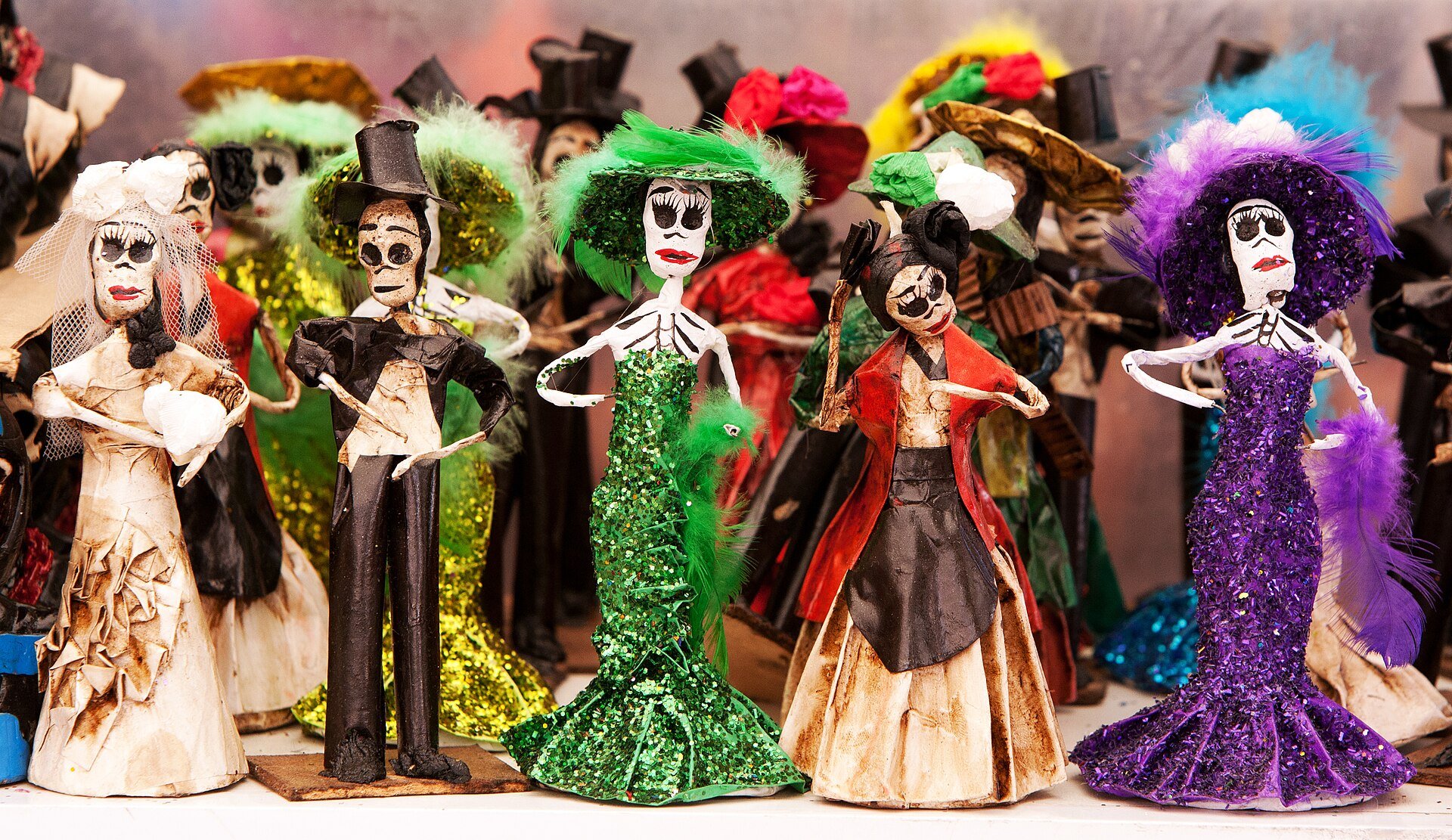 Pessoas caracterizadas de catrina em celebração do Dia dos Mortos