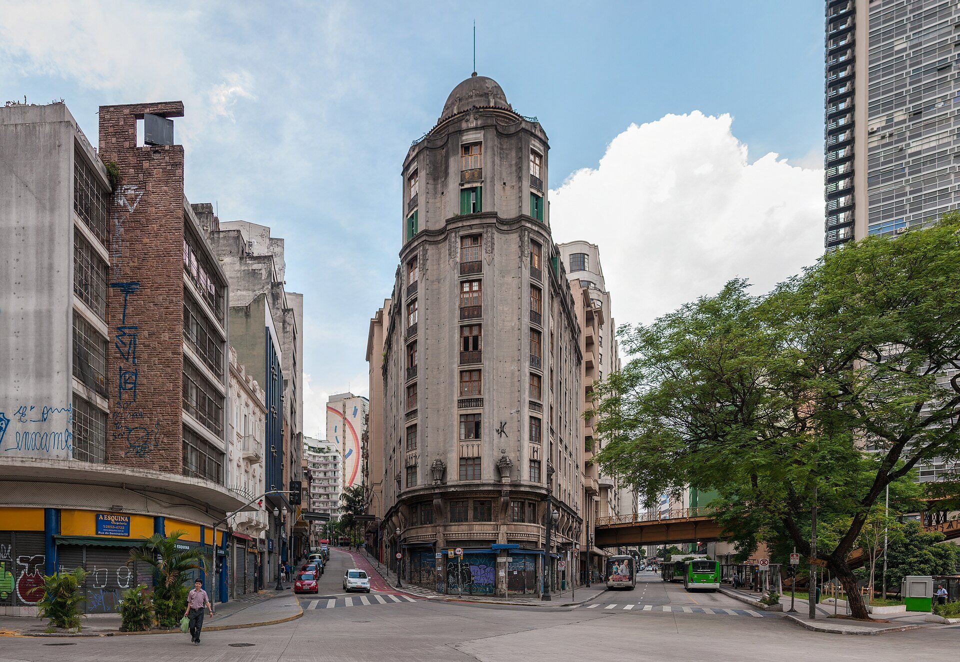 Viaduto Santa Ifigênia e prédios do centro histórico de São Paulo
