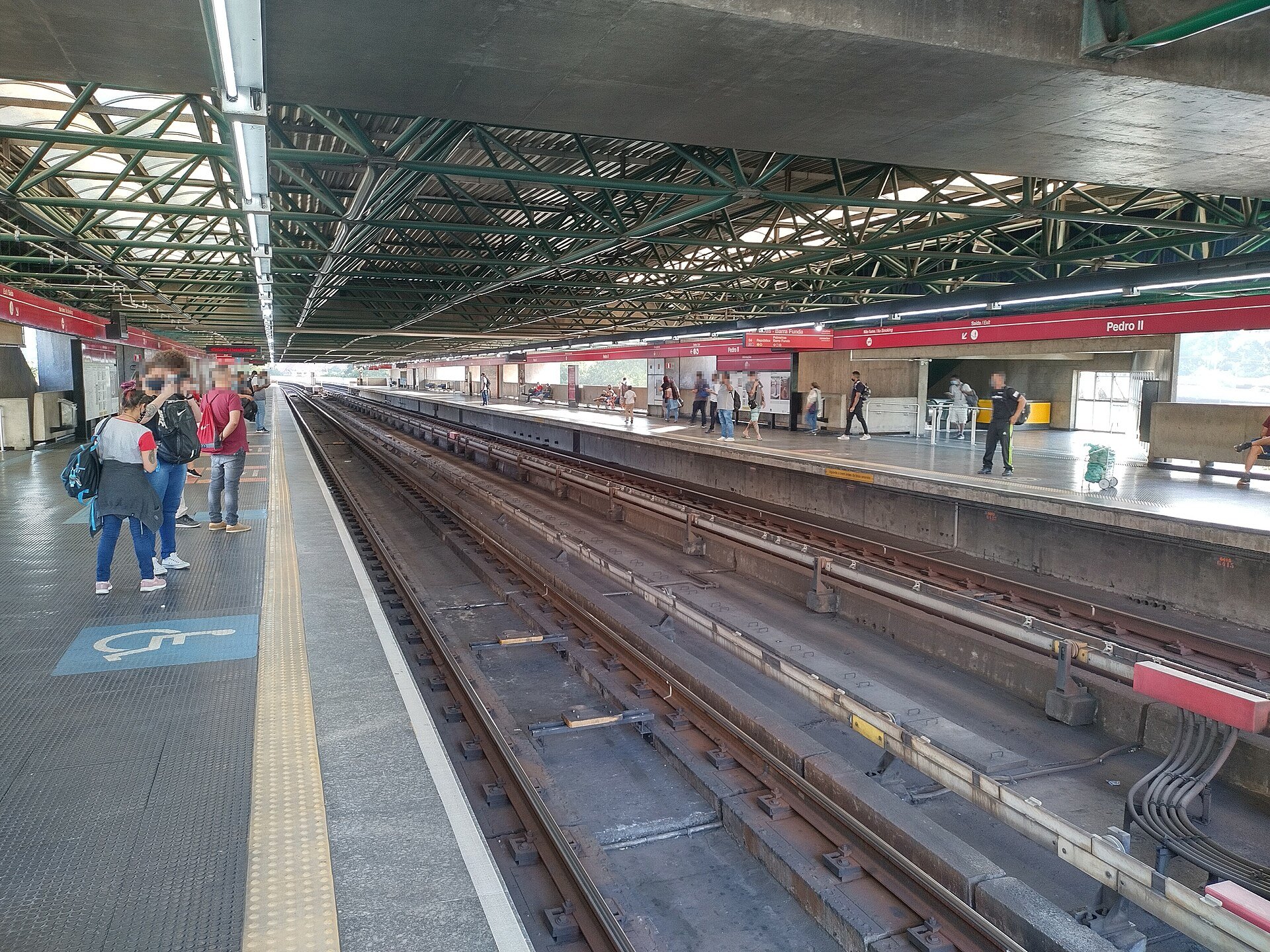 Plataformas da estação Pedro II, da Linha 3-Vermelha do Metrô de São Paulo, sob a cobertura metálica