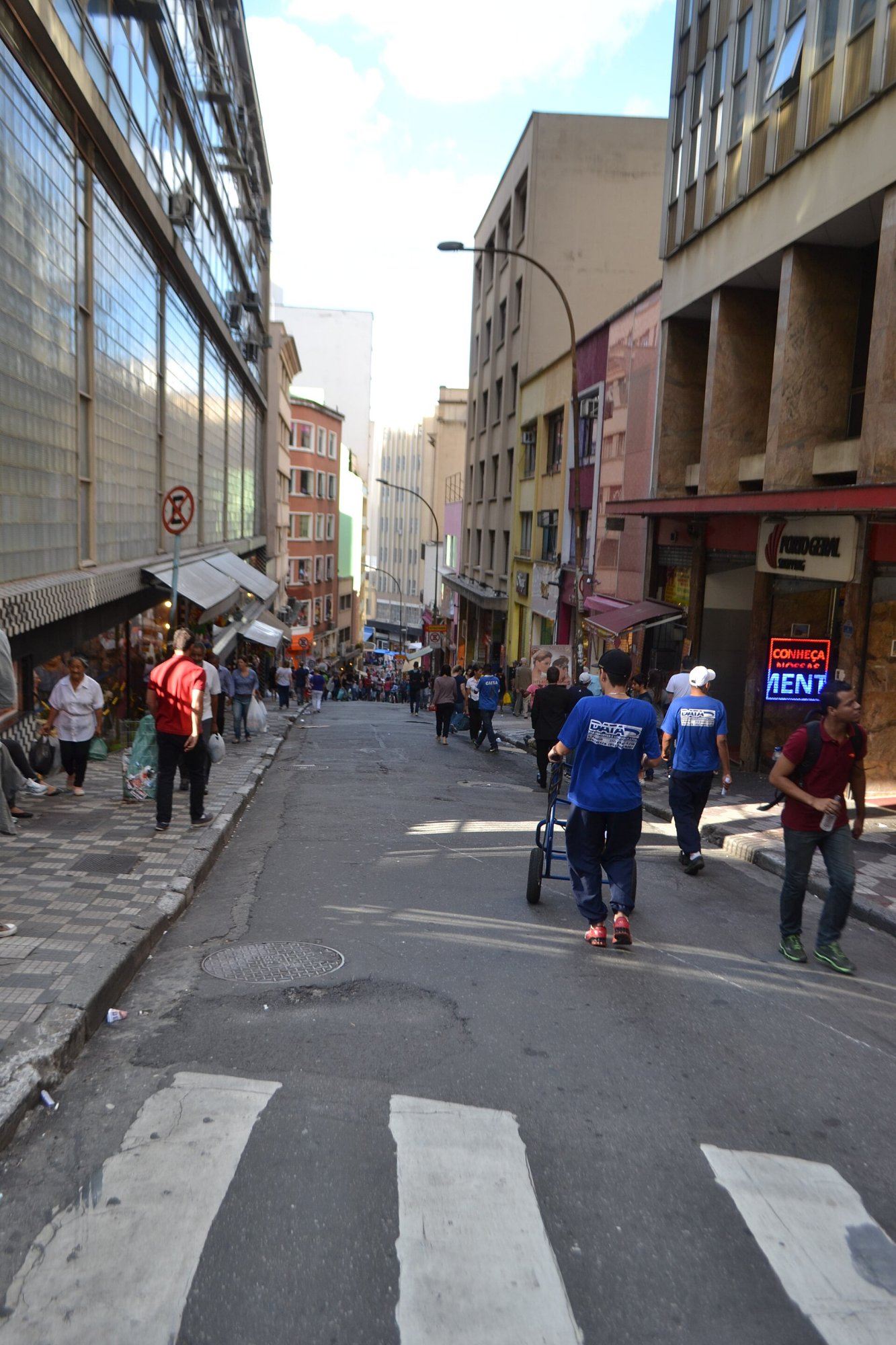 Movimento de compradores na Ladeira Porto Geral, no Centro de São Paulo