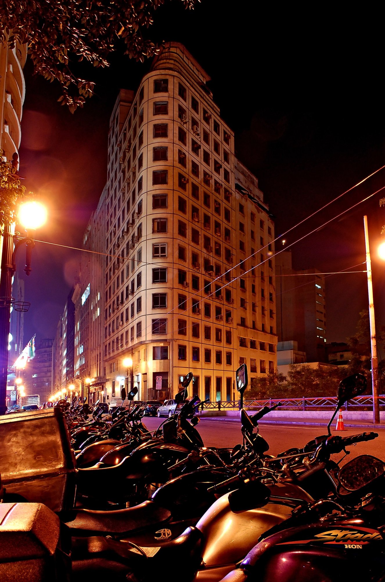 Prédios antigos e calçada da Rua Boa Vista, no Centro Histórico de São Paulo