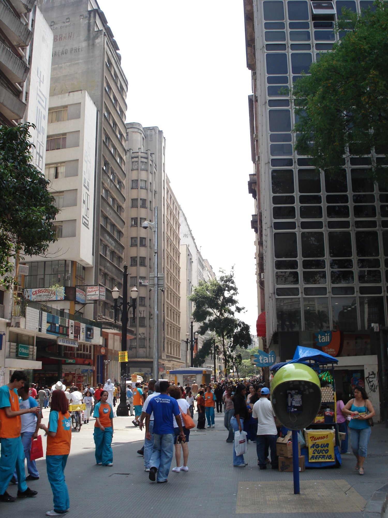 Movimento de pedestres no calçadão da Rua 7 de Abril, no Centro de São Paulo
