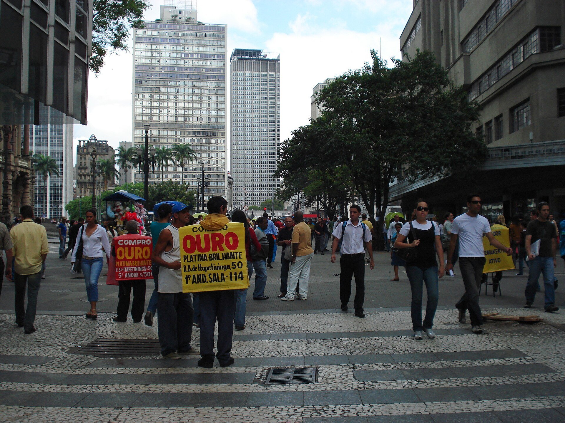 Pedestres no calçadão da Rua Barão de Itapetininga, no Centro de São Paulo, com piso de pedras portuguesas