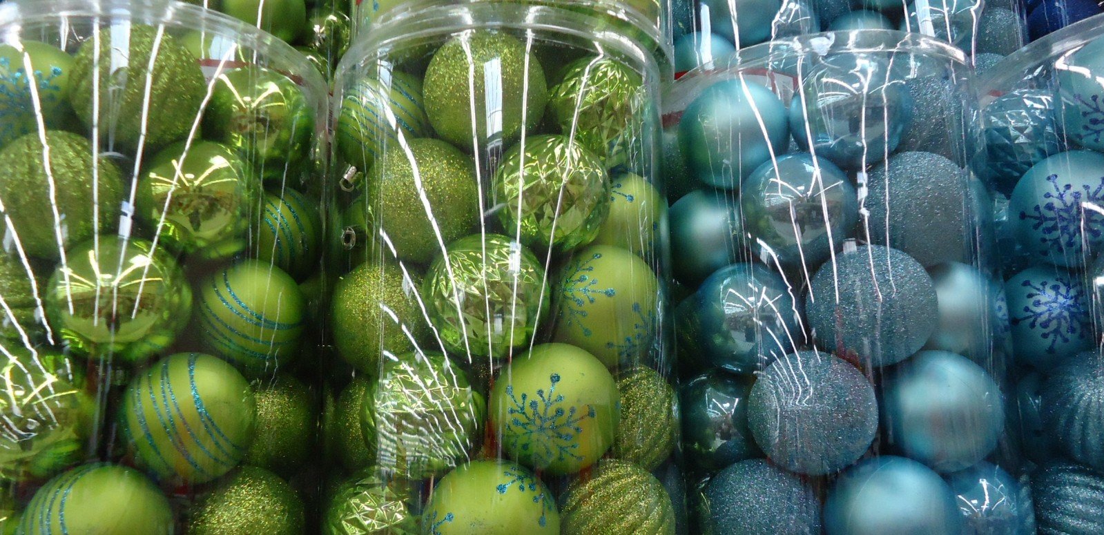 Bolas de Natal verdes e azuis embaladas em sacos plásticos para venda