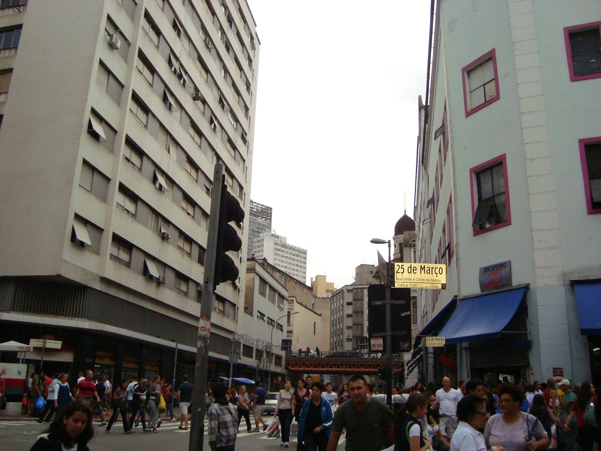 Rua 25 de Março, centro popular de compras em São Paulo