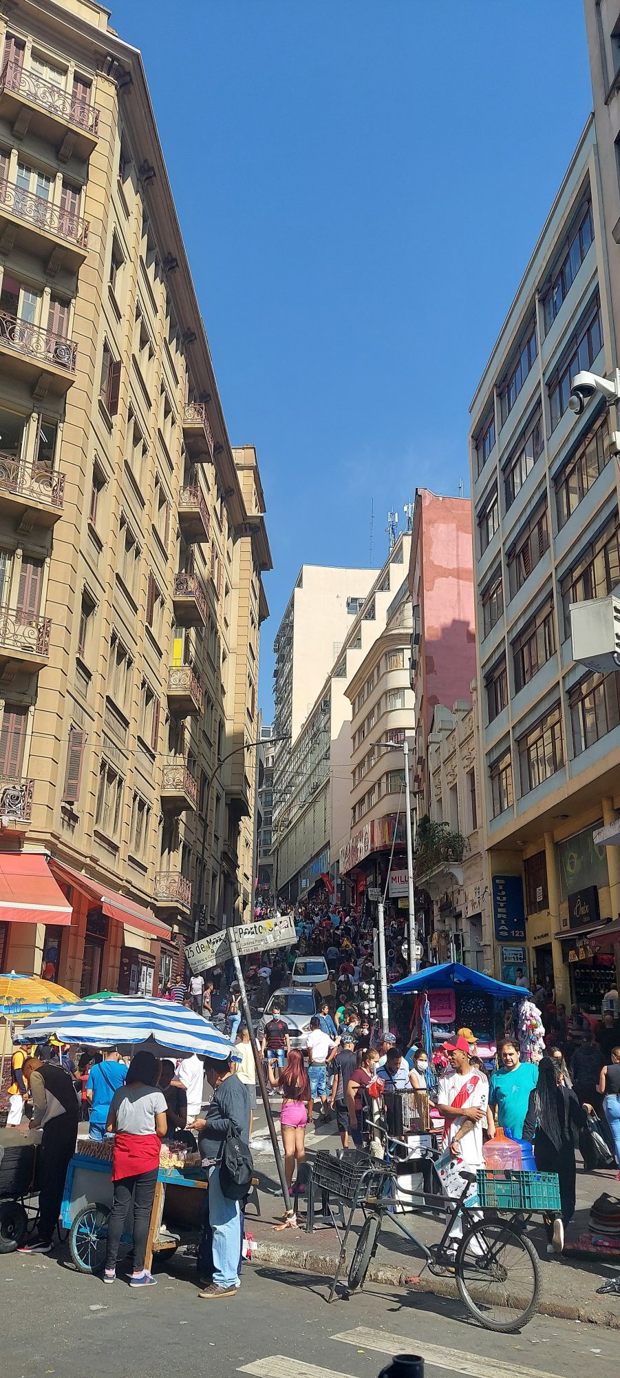 Movimento comercial na Rua 25 de Março