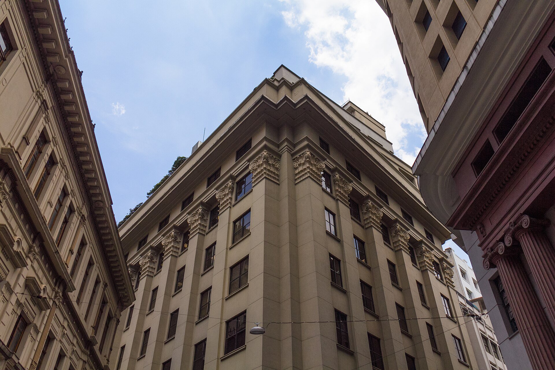 Prédios históricos na esquina da Rua São Bento com a Rua Álvares Penteado, vistos de baixo