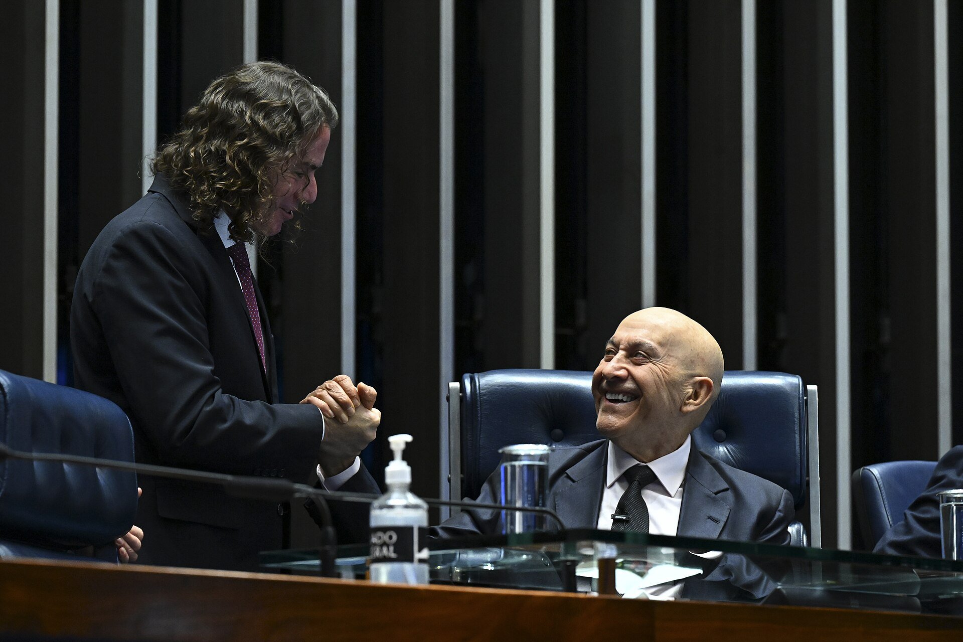 Plenário do Senado Federal visto do alto, com senadores em suas bancadas e a Mesa ao fundo