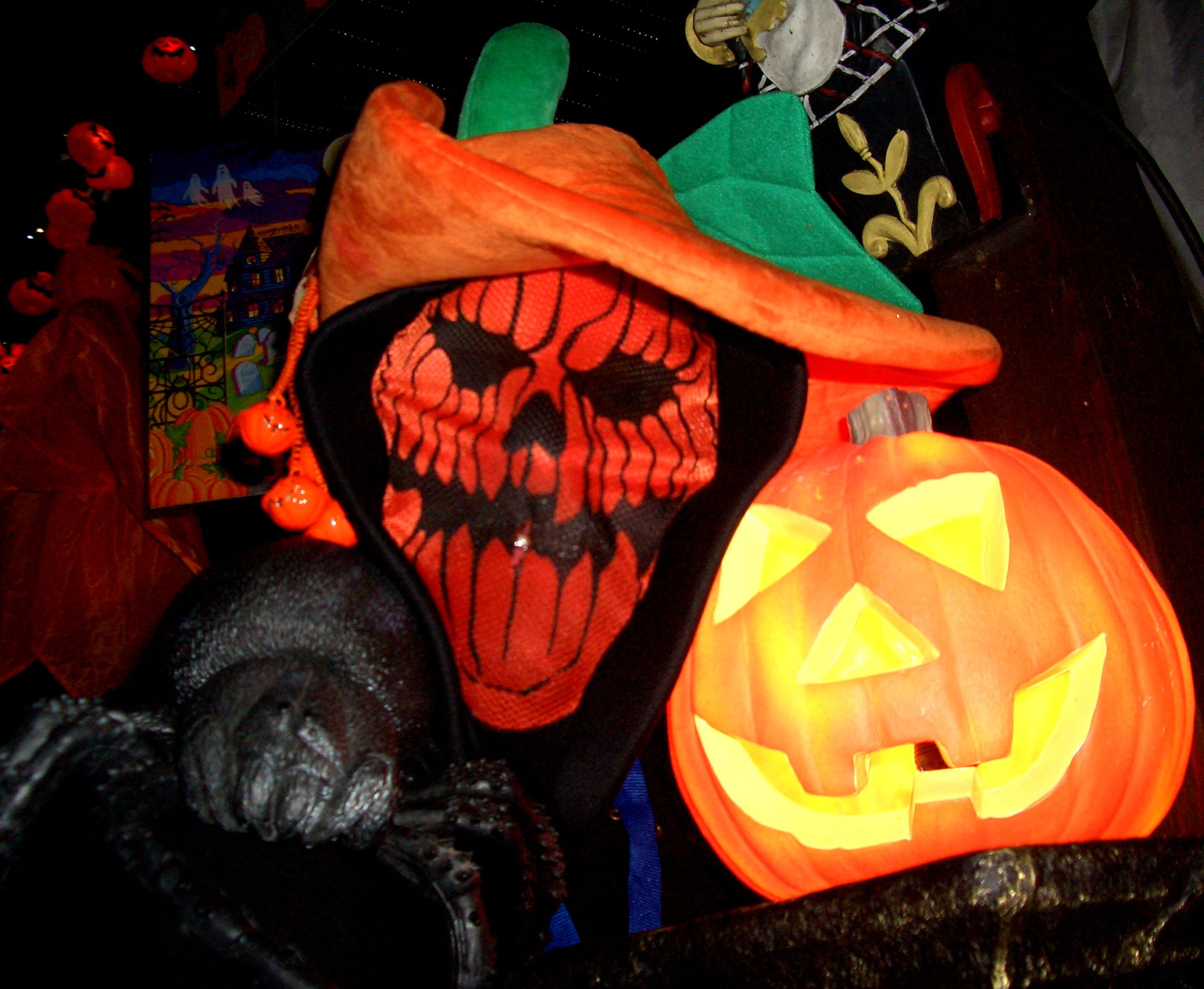 Abóbora de Halloween esculpida (jack-o'-lantern) iluminada