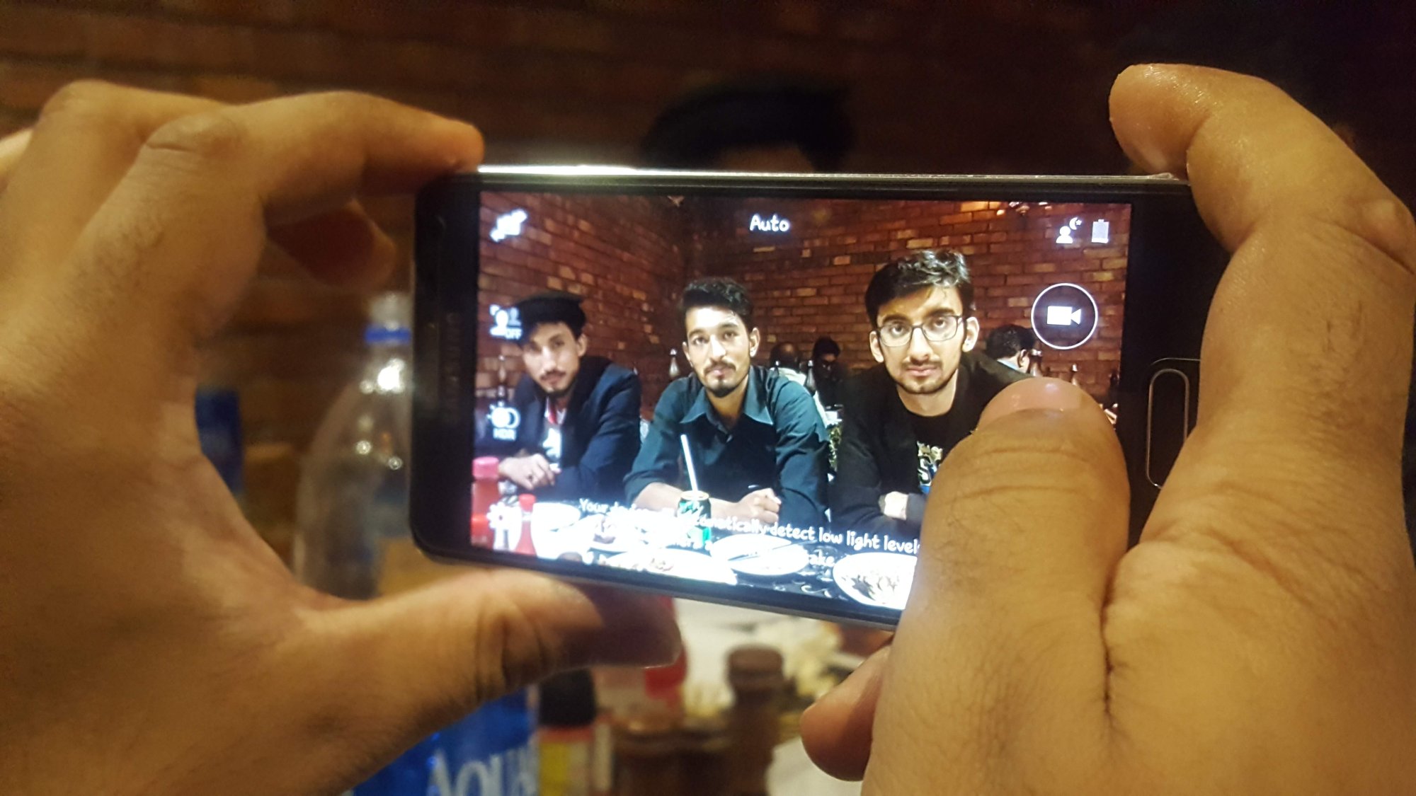 Pessoa fotografando ou filmando com smartphone